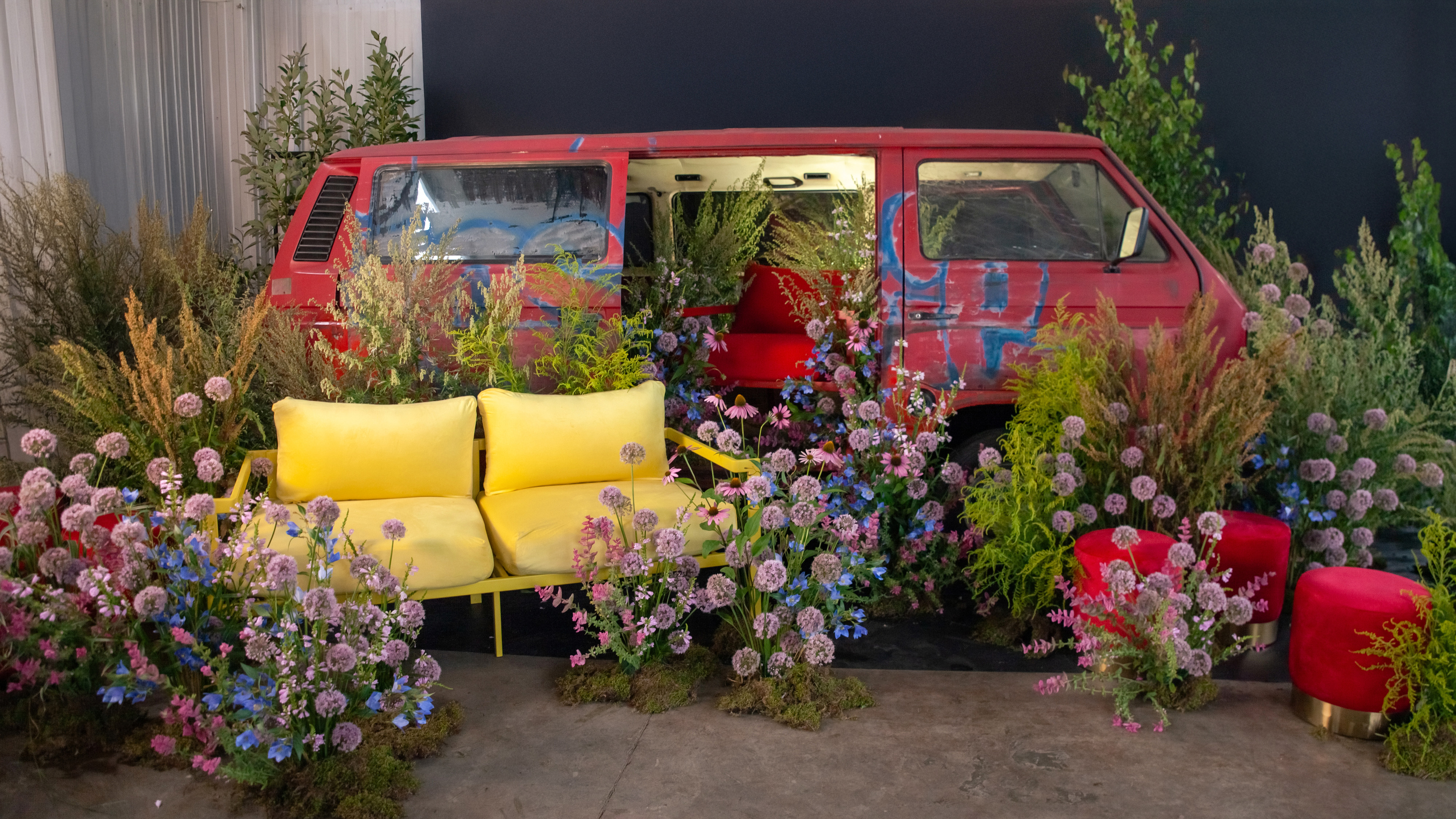 Пуф Цилиндр Золотой обод, Малиново-красный