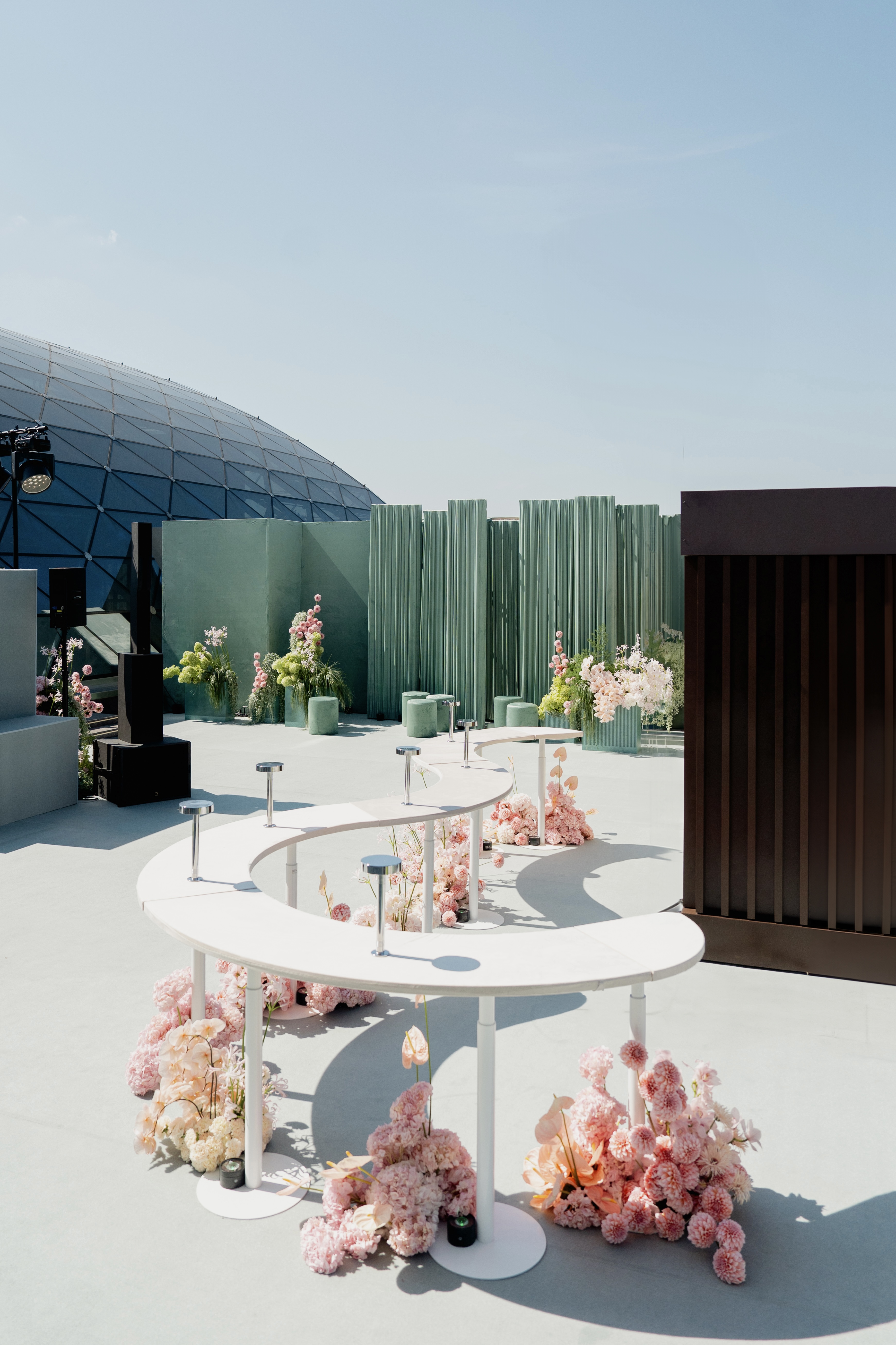 Стол коктейльный Твист Лепесток, Рафаэлло + Кремовый бисквит (телескопическая нога)