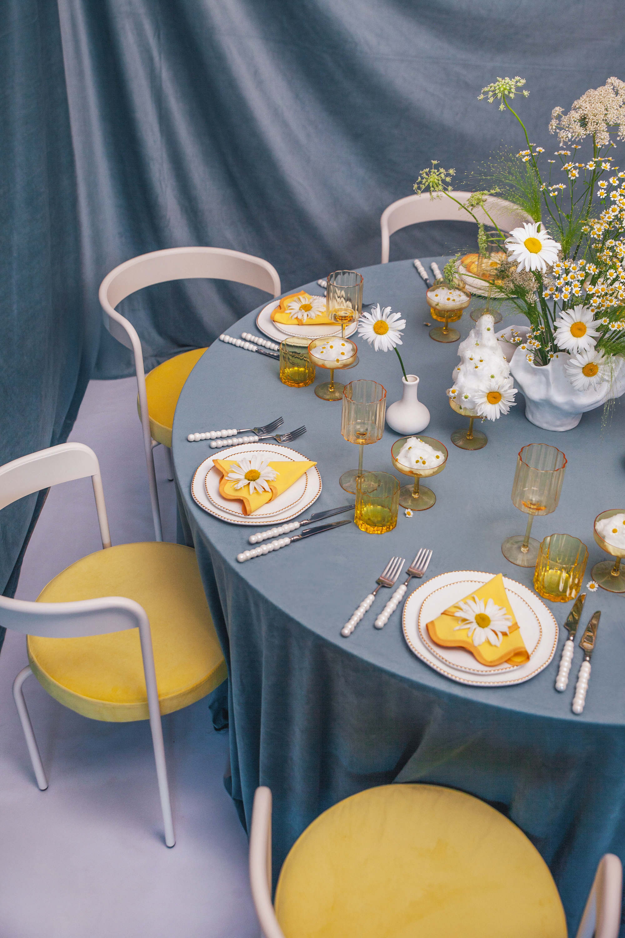 Скатерть велюр, круглая, серо-голубая