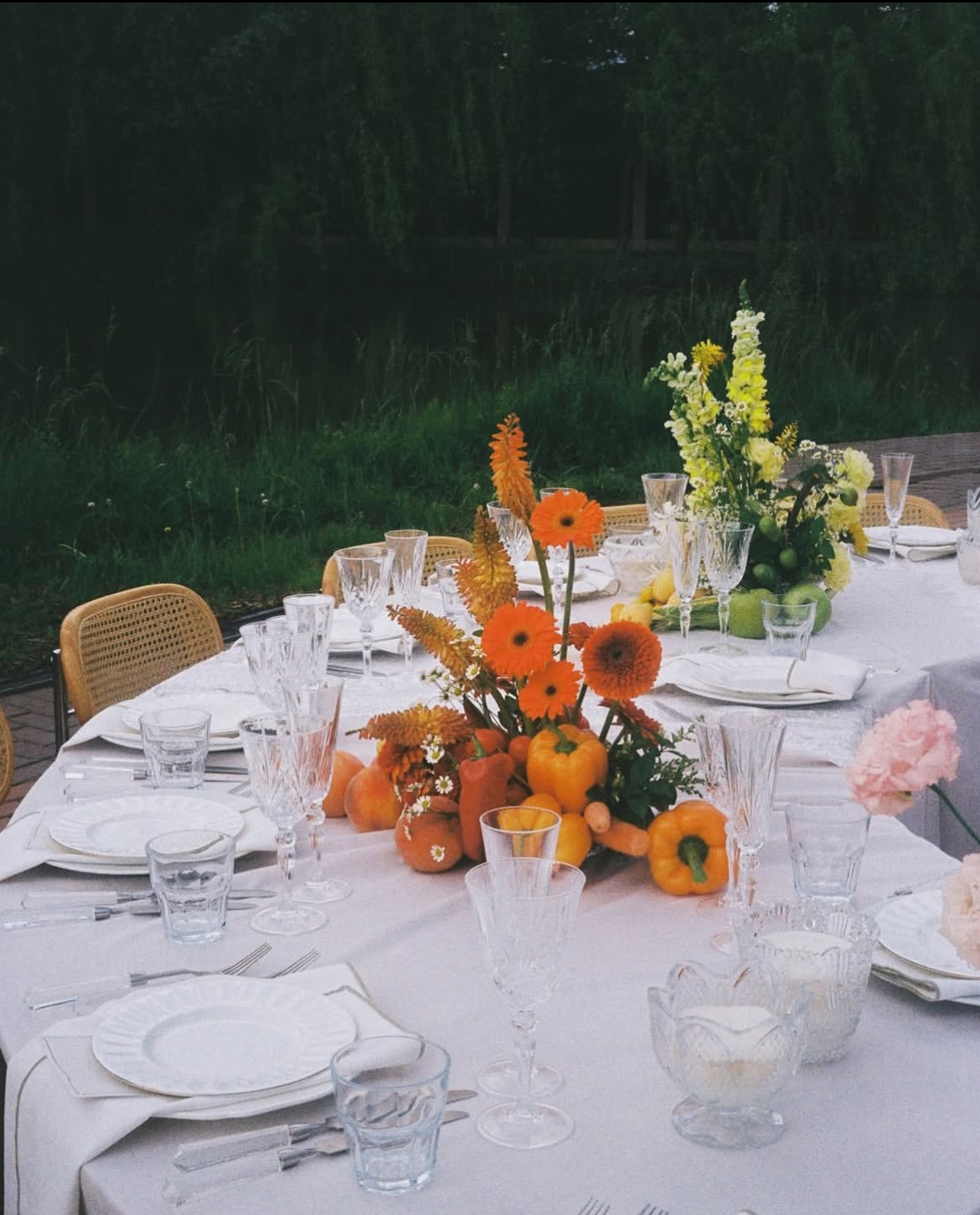 Салфетка молочная с золотым кантом