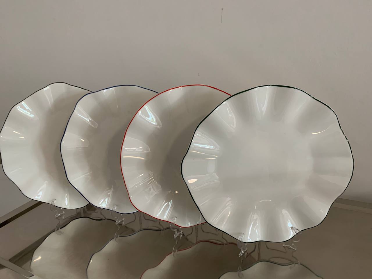 Сервировочная тарелка Лотос с черной каймой