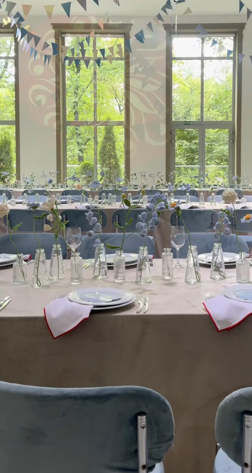 Салфетка белая с красным кантом