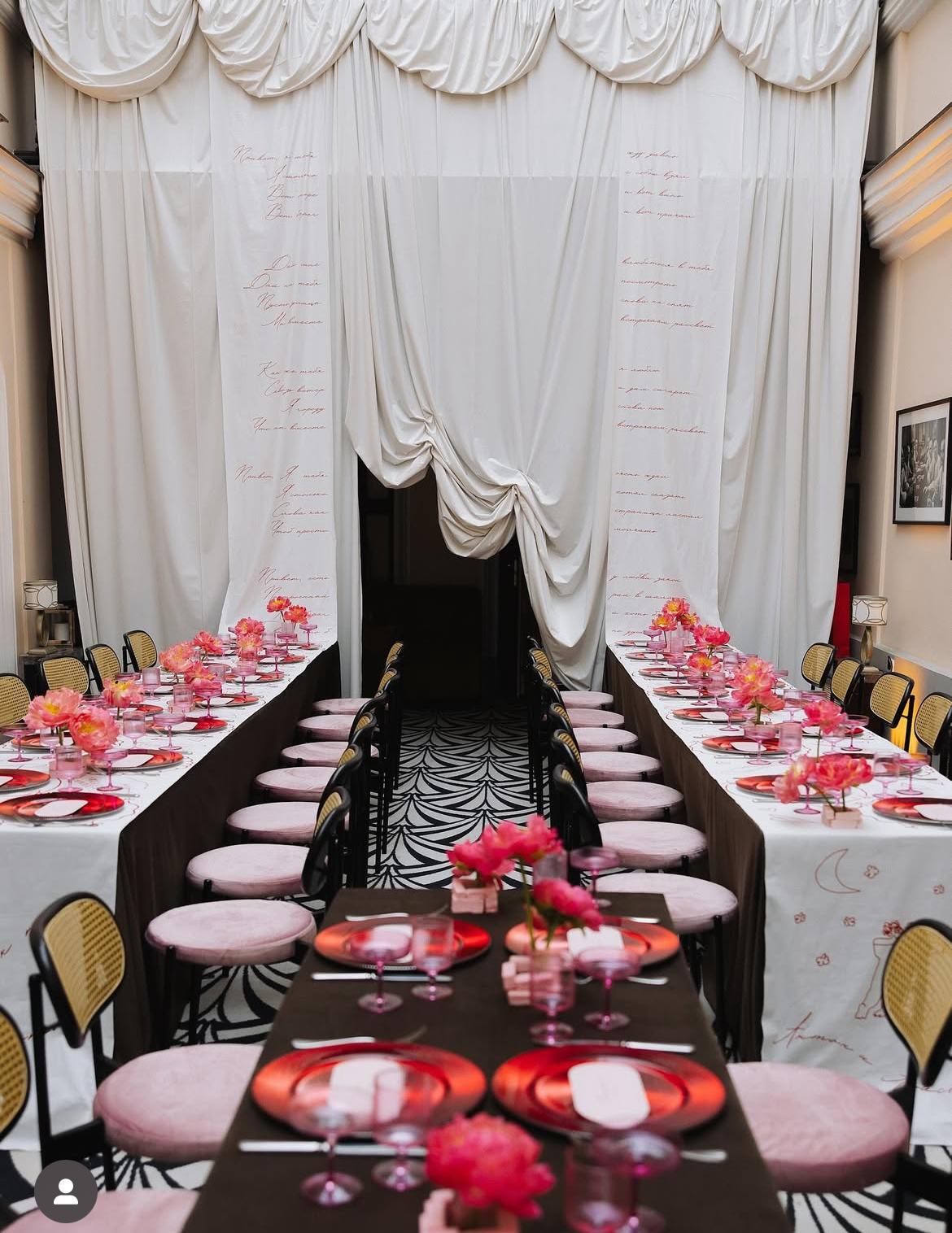 Стул Модерн Черный, Ротанг в черной раме + Розовая помада