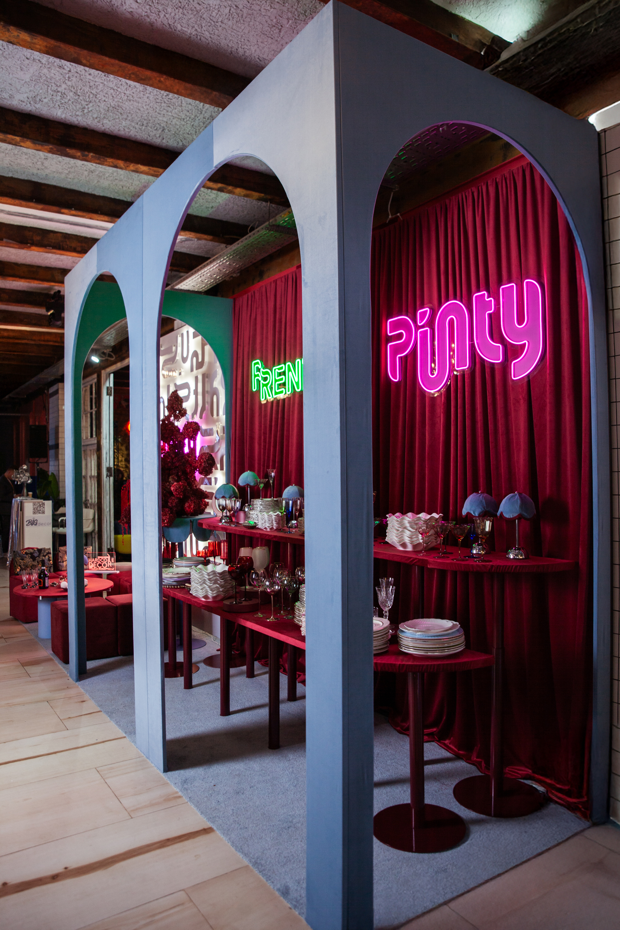 Стол коктейльный Твист Лепесток, пьяная вишня (телескопическая нога)