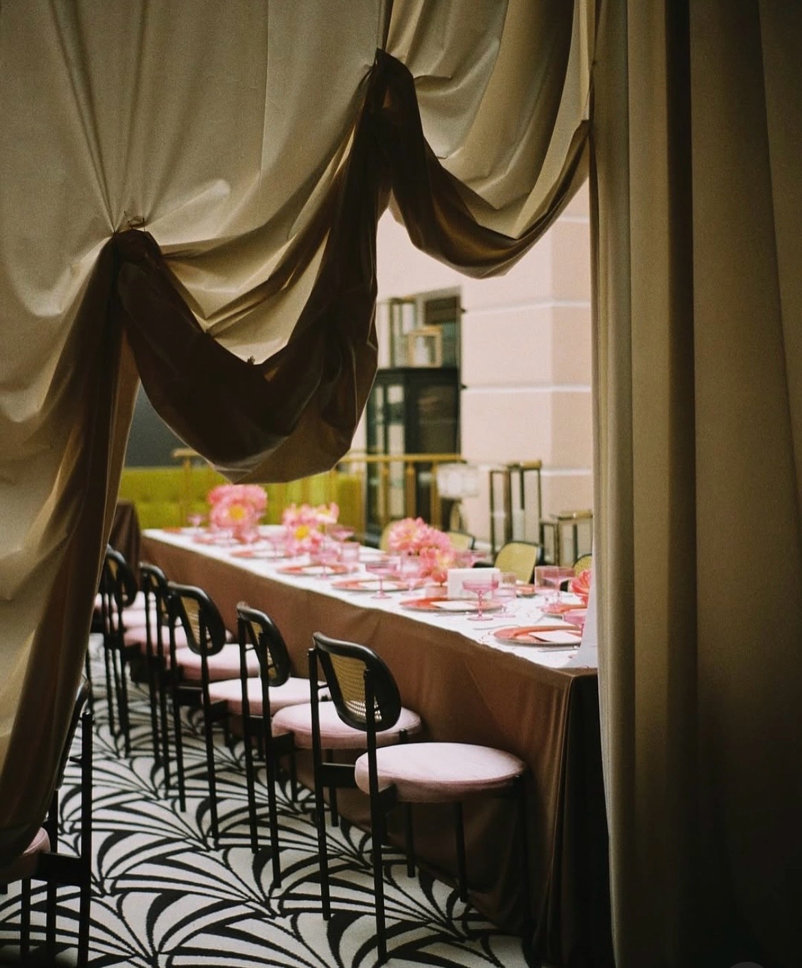 Стул Модерн Черный, Ротанг в черной раме + Розовая помада