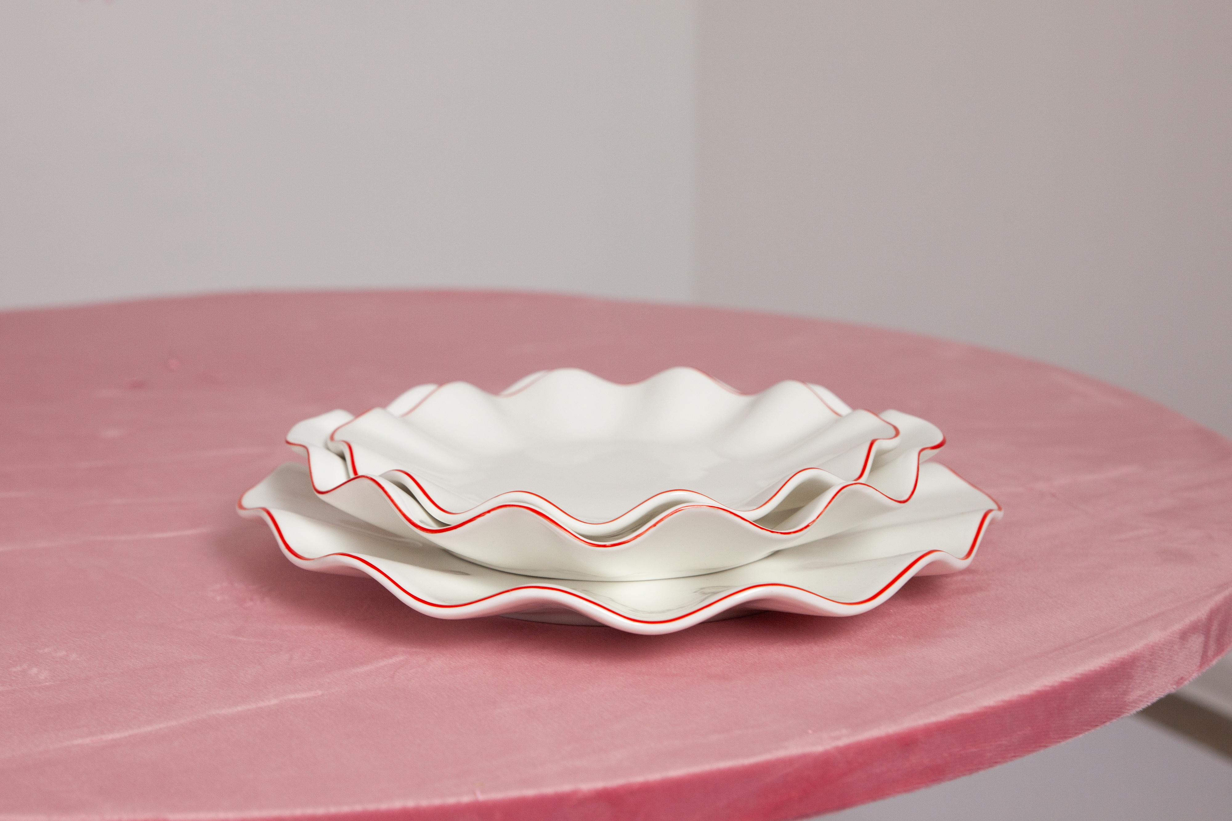 Сет порционных тарелок Лотос с красной каймой