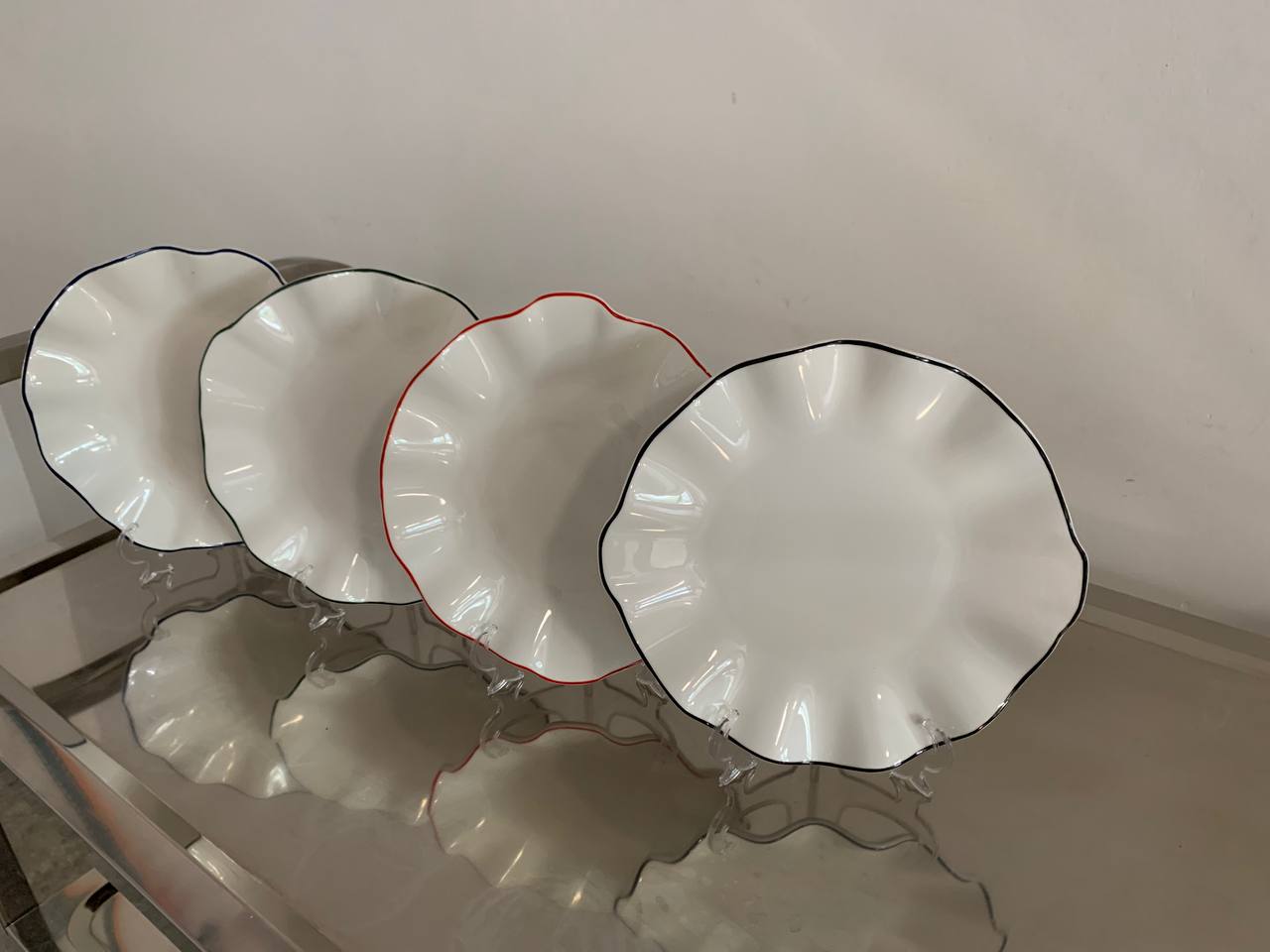 Порционная тарелка Лотос с красной каймой С