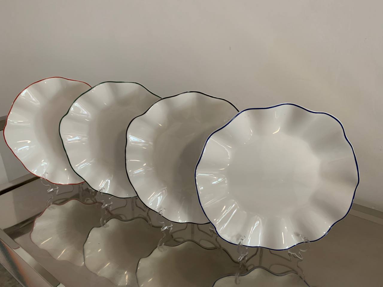 Порционная тарелка Лотос с черной каймой М