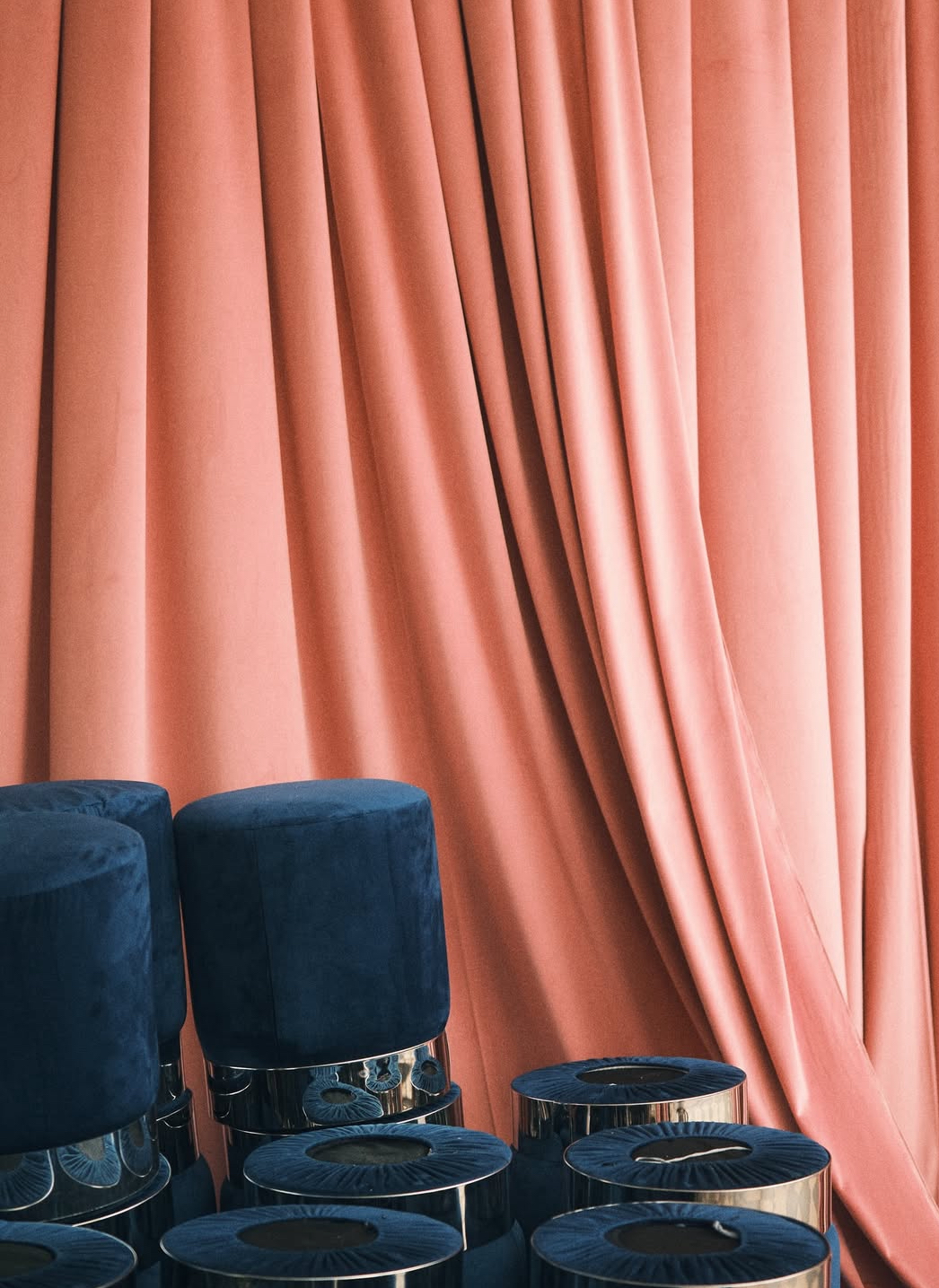 Пуф Цилиндр Серебряный обод, сапфировый велюр