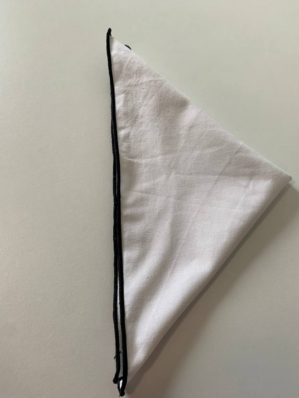 Салфетка белая с черным кантом