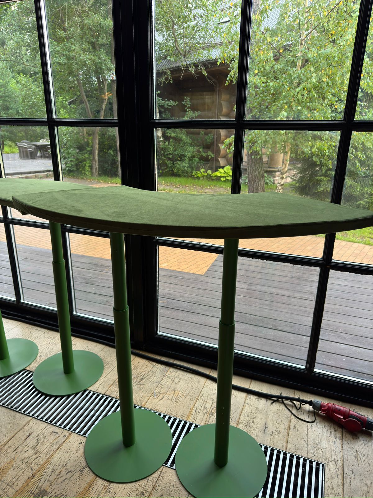 Стол коктейльный Твист Змейка М, Фисташковое пралине + Лесная поляна (телескопические ноги)