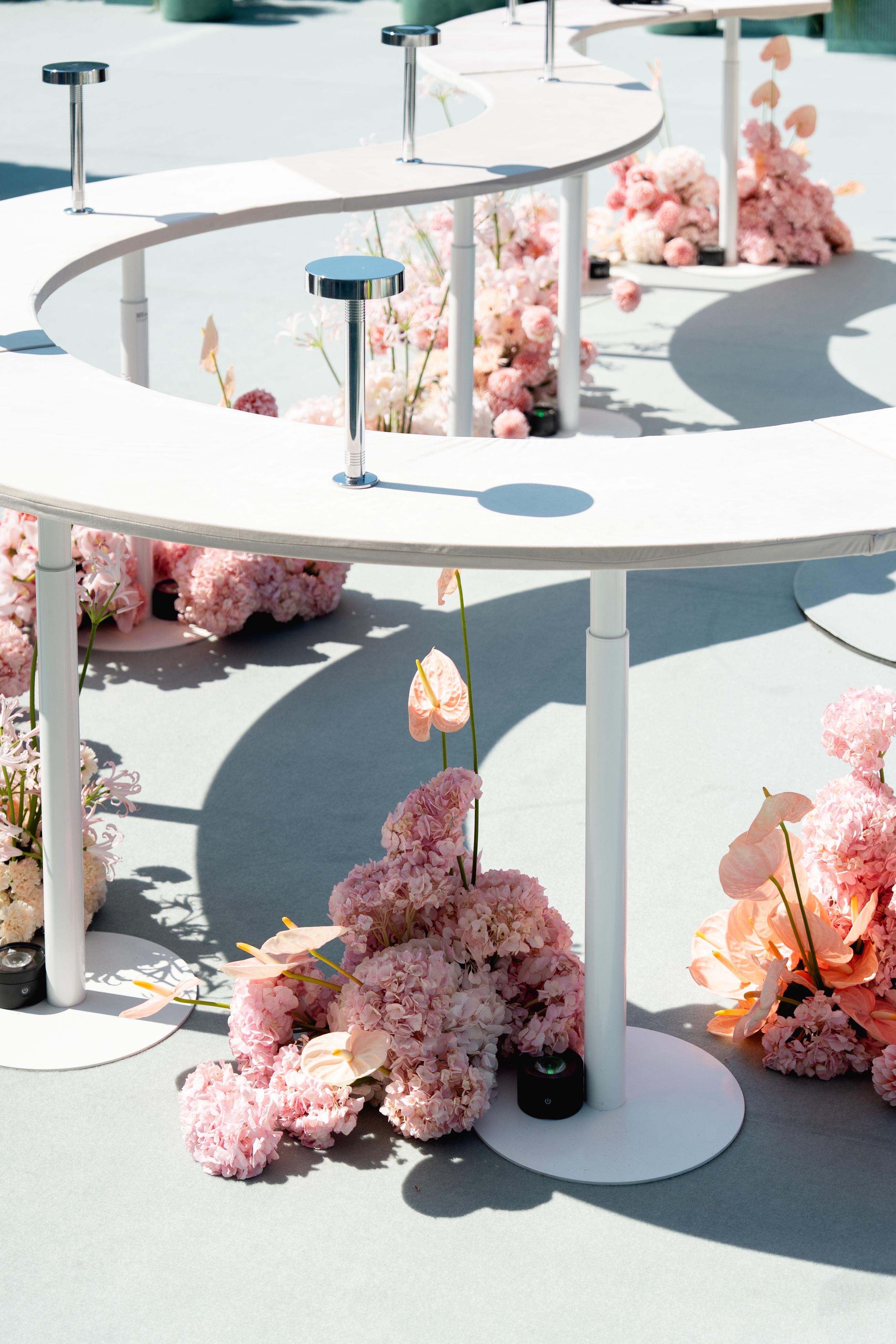 Стол коктейльный Twist Serpent M, Кремовый бисквит  (телескопические ноги)  - Фото миниатюра 4