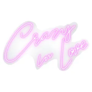 неоновая вывеска "crazy in love"