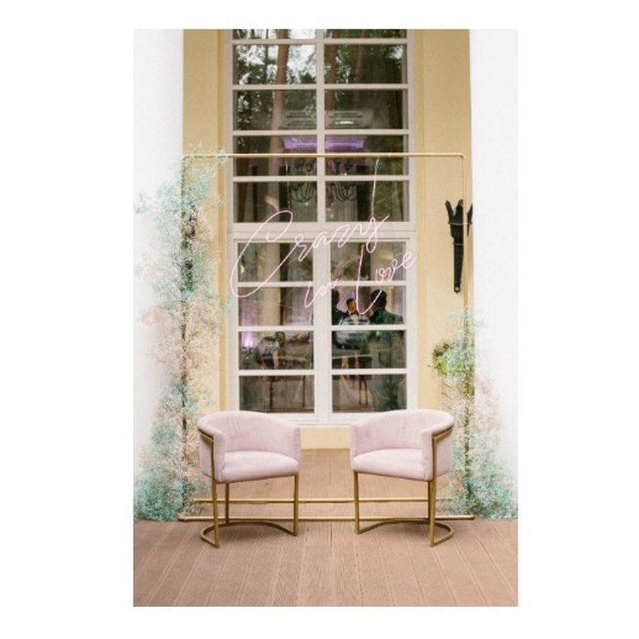 Неоновая вывеска "Crazy in love" - Фото миниатюра 2